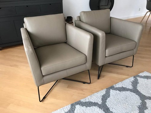 Set van 2 leren fauteuils met kruisframe - bruin leer