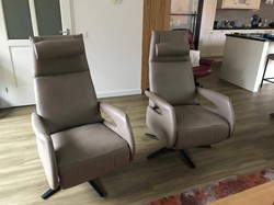 Set van 2 leren relaxfauteuils met desgin armleuning - bruin leer
