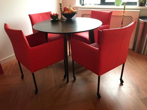 Set van 4 leren kuip eetkamerstoelen - met wieltjes - rood leer