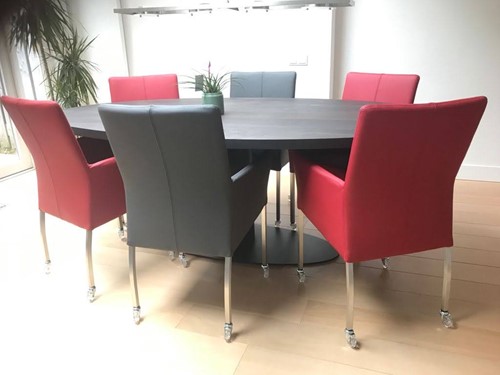 Set van 6 leren eetkamerstoelen met wieltjes en armleuning - rood en zwart leer