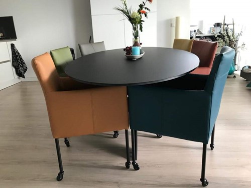 Set van 6 leren kuip eetkamerstoelen - met wieltjes - verschillende kleuren leer