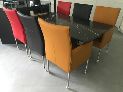 Set van 6 leren eetkamerstoelen - met wieltjes en hoge rug - verschillende kleuren leer